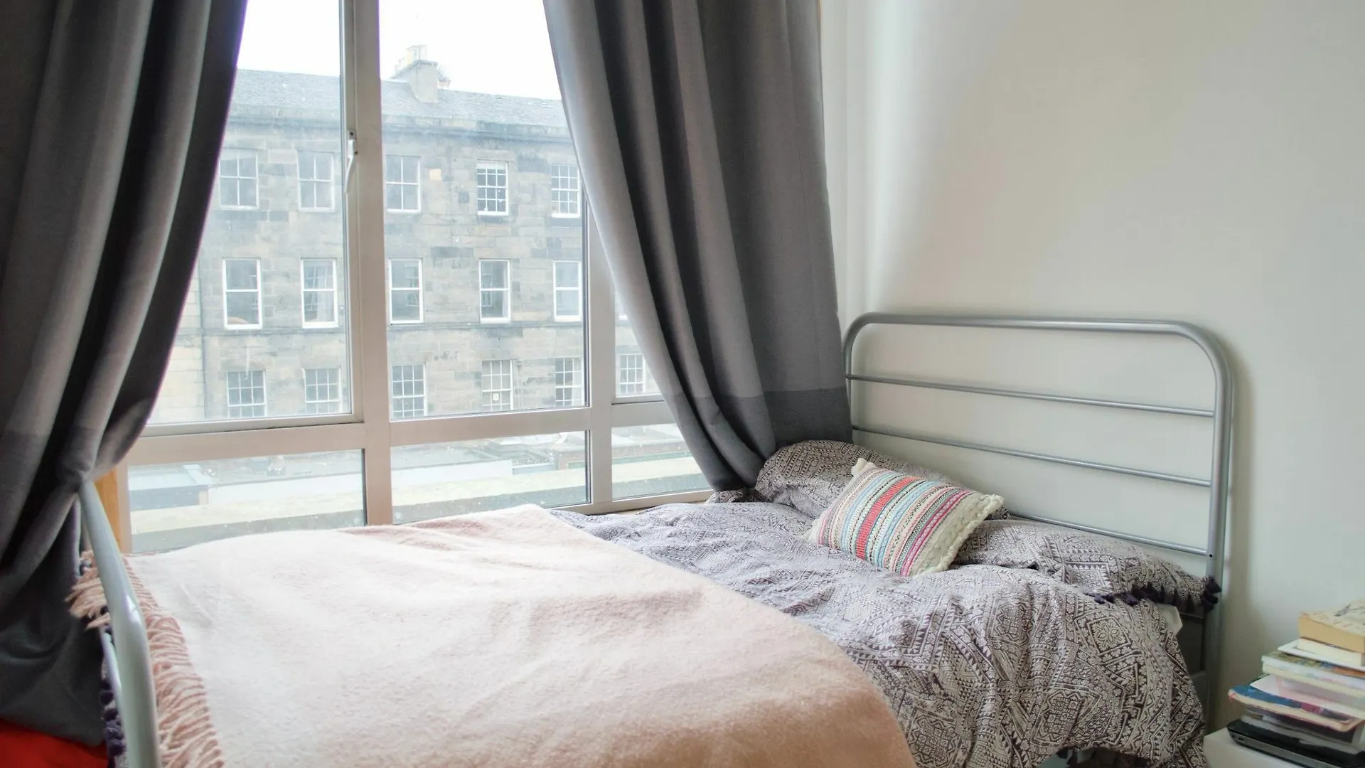 Two Bedroom Flat In Edinburgh Apartment
